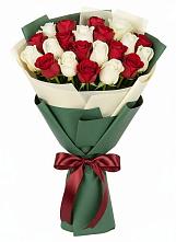 Букет Микс из красных и белых роз в Зилаир