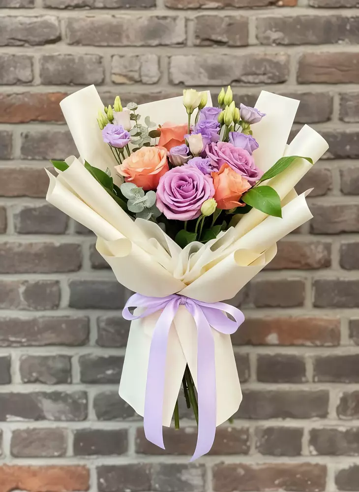 Букет цветов из: Лизиантусы и Розы в Зилаир