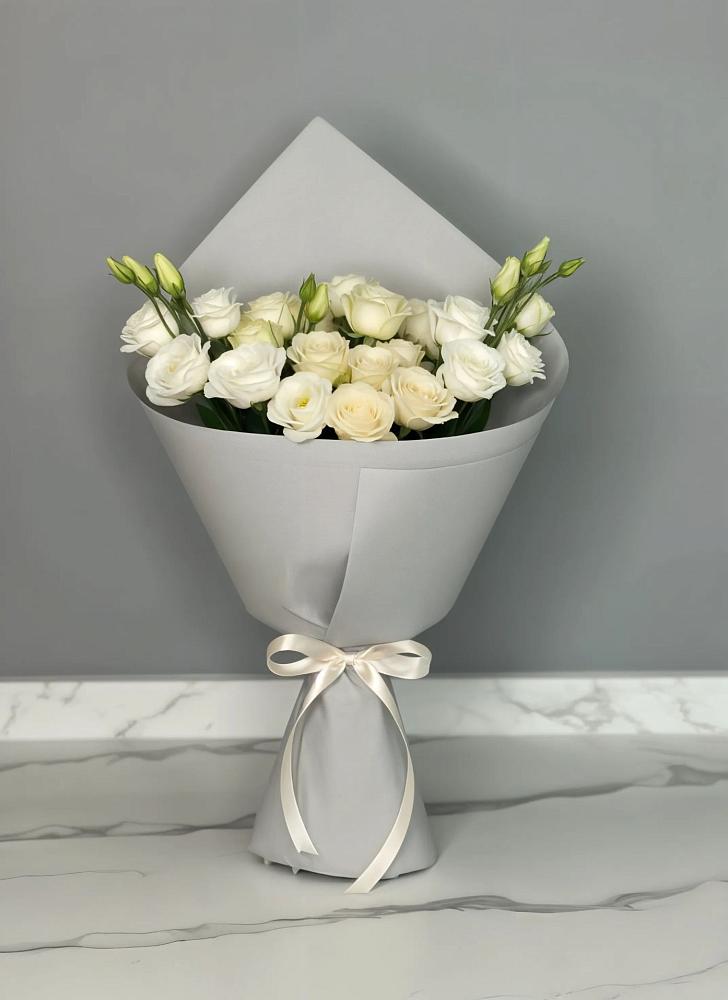 Букет цветов из: Розы и Лизиантусы в Зилаир