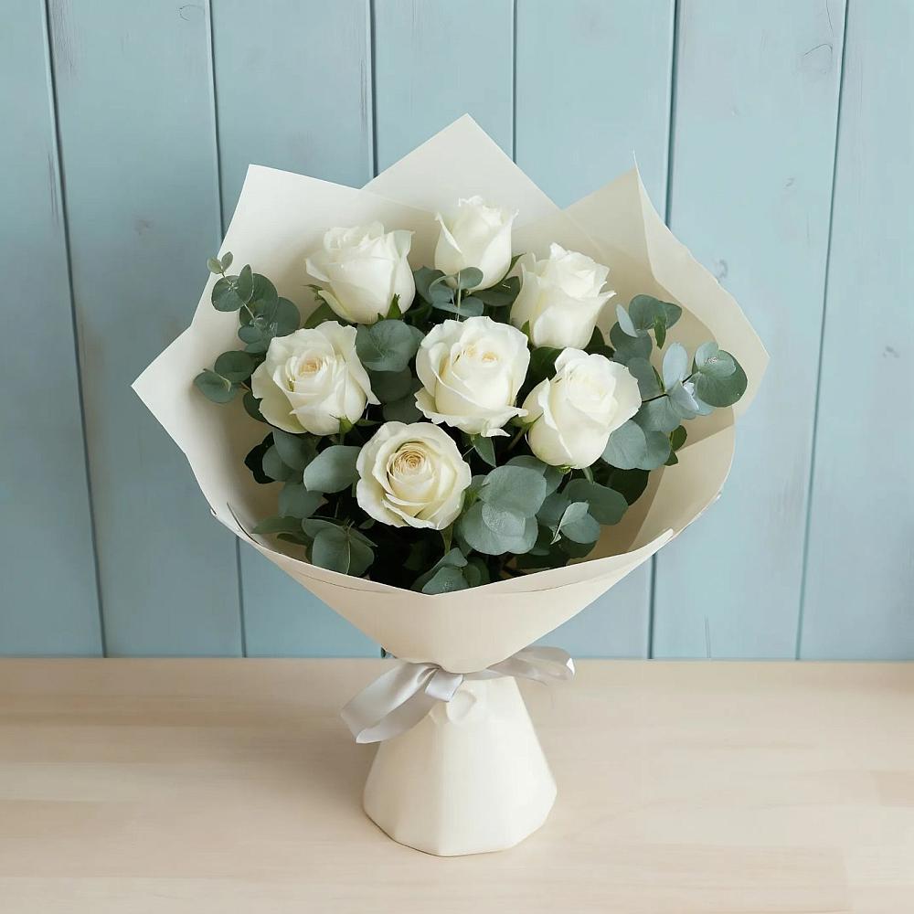 Букет Белые розы в Эвкалипте в Зилаир