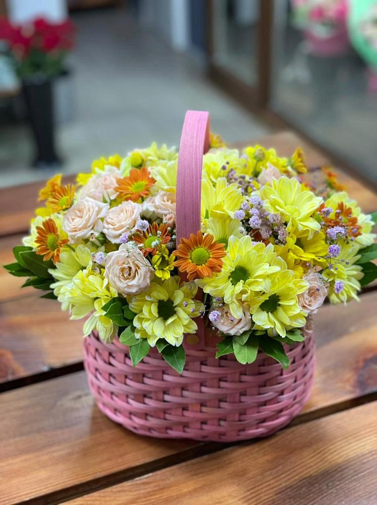 Цветочная композиция из Хризантемы и Розы в корзине в Зилаир