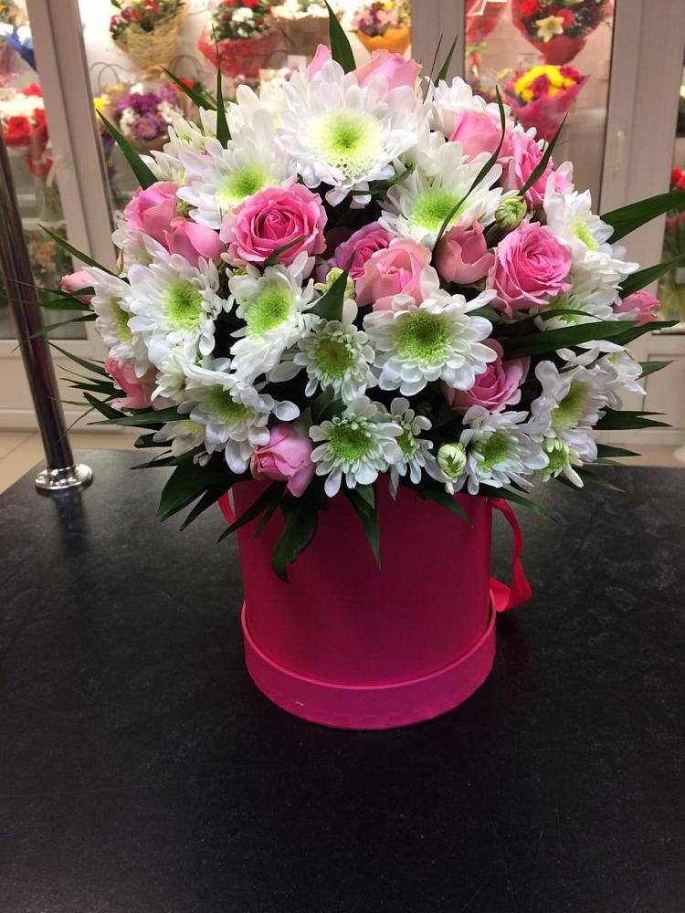 Цветочная композиция из Розы и Хризантемы в шляпной коробке в Зилаир