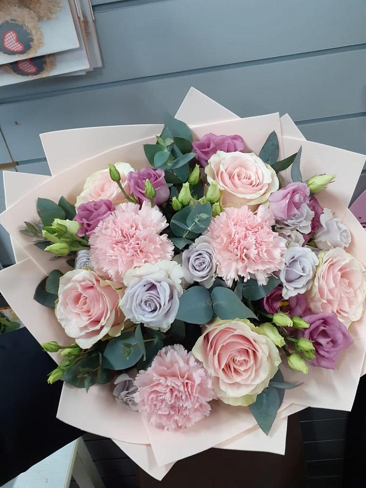 Букет цветов из: Розы, Гвоздики и Лизиантусы в Зилаир